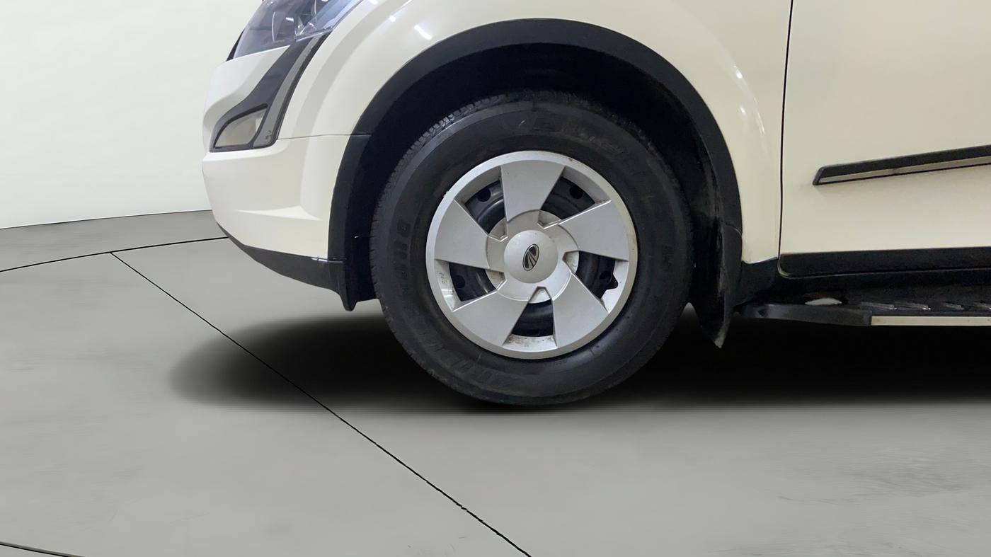 2020 Mahindra XUV500 W7, Diesel, Manual, 30,472 km, Left Front Wheel