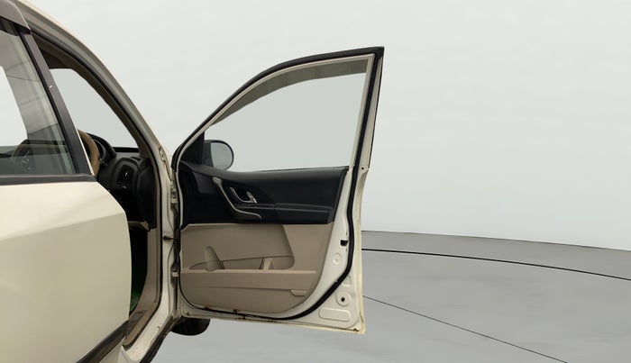 2017 Mahindra XUV500 W6, Diesel, Manual, 99,718 km, RHS Front Door