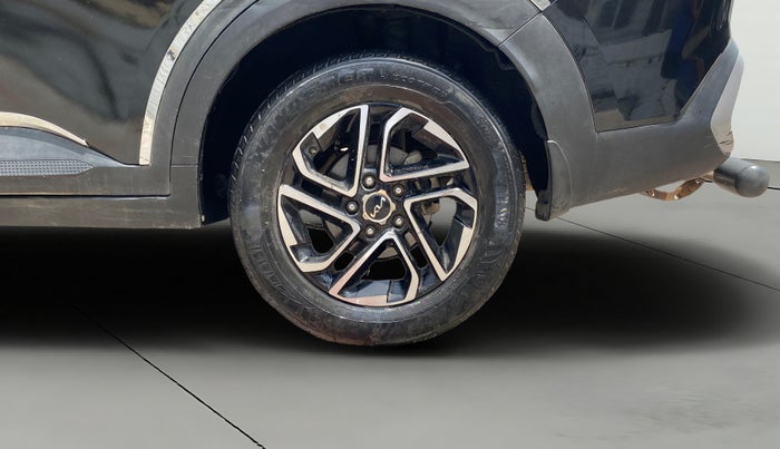 2022 KIA CARENS PRESTIGE PLUS 1.4 PETROL 7 STR, Petrol, Manual, 61,979 km, Left Rear Wheel