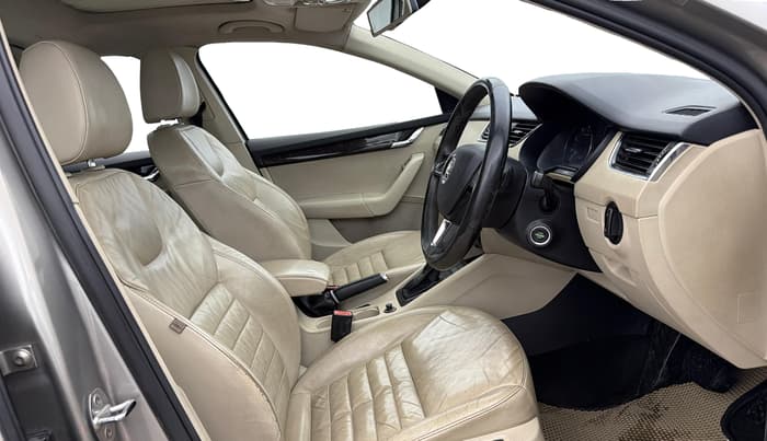2016 Skoda Octavia STYLE PLUS AT 1.8 TSI, Petrol, Automatic, 99,869 km, Right Side Front Door Cabin