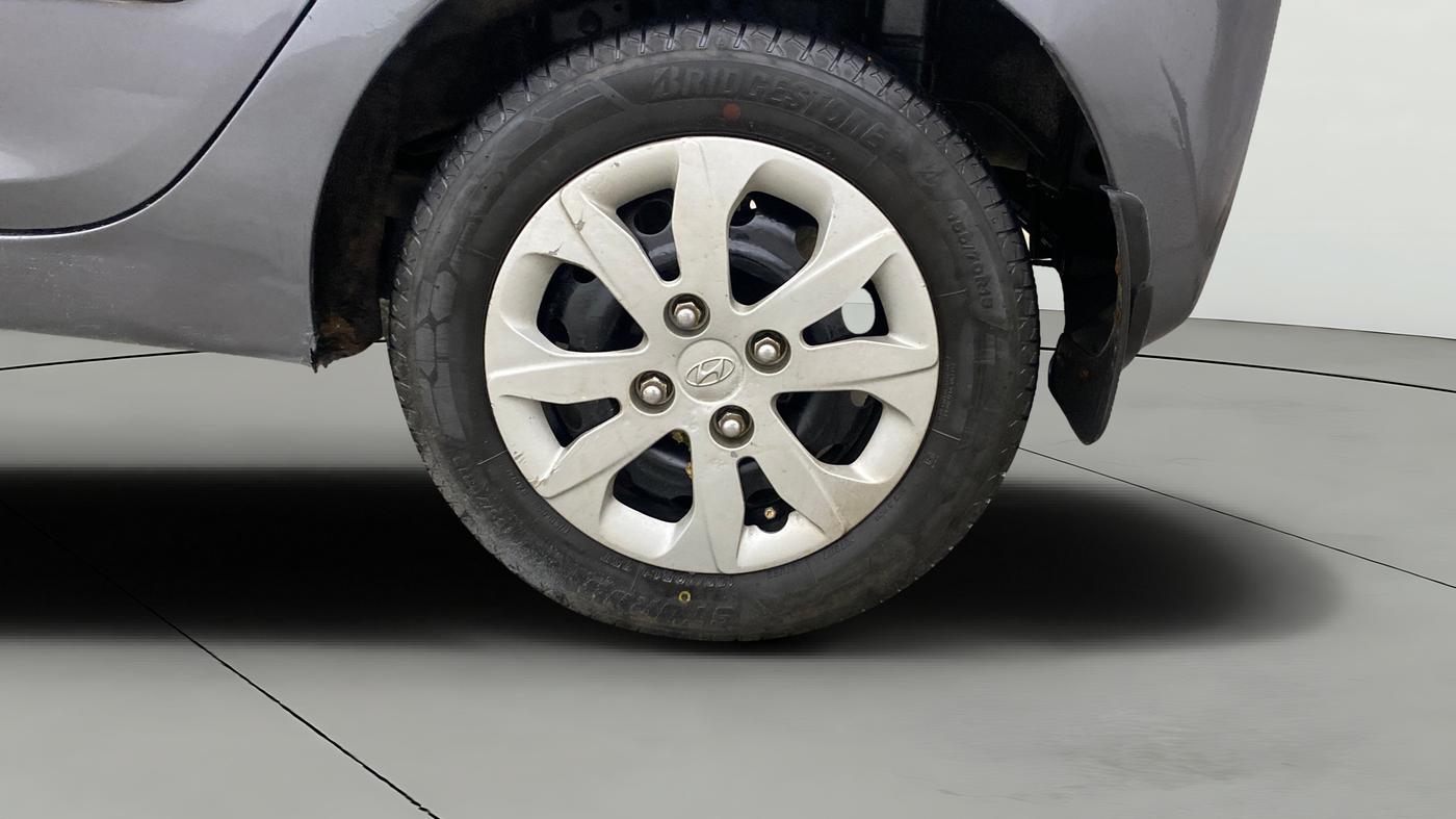 2018 Hyundai Eon SPORTZ, Petrol, Manual, 1,02,544 km, Left Rear Wheel