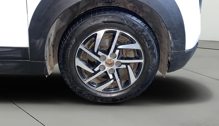 2024 Mahindra XUV 3XO AX5 1.2 L TCMPFI AT, Petrol, Automatic, 31,685 km, Right Front Wheel
