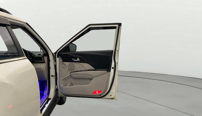 2021 Mahindra XUV300 W8 (O) 1.5 DIESEL AMT, Diesel, Automatic, 1,06,183 km, RHS Front Door