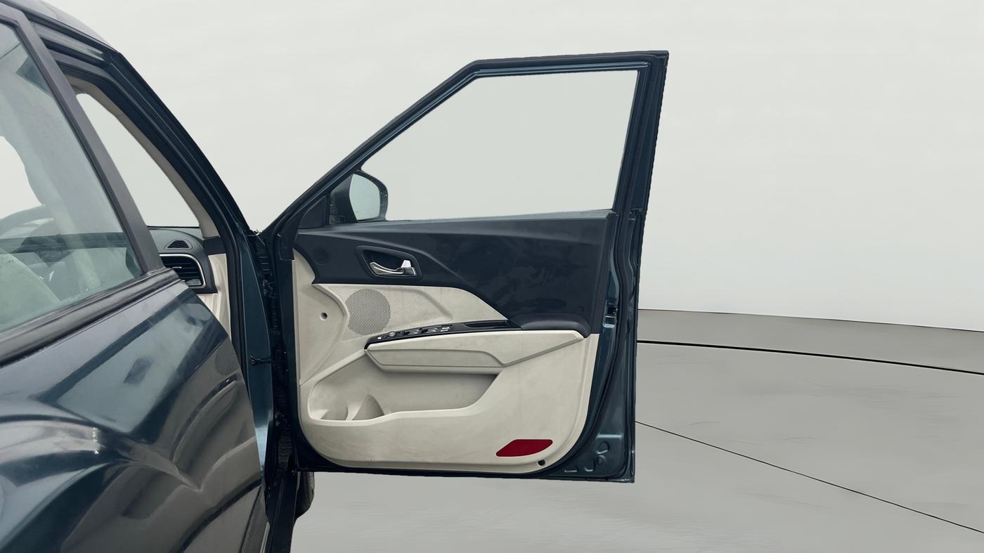 2023 Mahindra XUV300 W8 (O) 1.2 PETROL AMT, Petrol, Automatic, 35,603 km, RHS Front Door