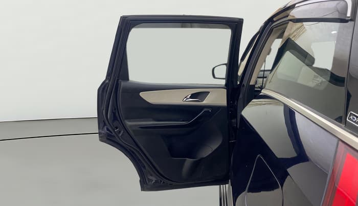2022 Mahindra XUV700 AX 7 D MT 7 STR, Diesel, Manual, 68,571 km, LHS Rear Door