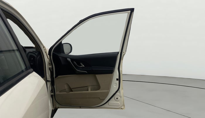 2017 Mahindra XUV500 W6 AT 1.99, Diesel, Automatic, 64,287 km, RHS Front Door