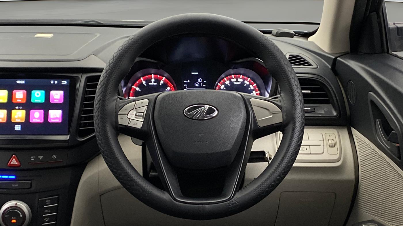 2022 Mahindra XUV300 W6 1.2 PETROL, Petrol, Manual, 42,653 km, Steering Wheel Close Up
