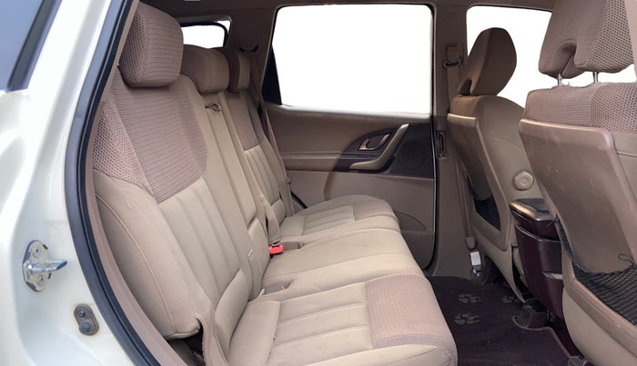 2015 Mahindra XUV500 W6, Diesel, Manual, 76,338 km, Right Side Rear Door Cabin