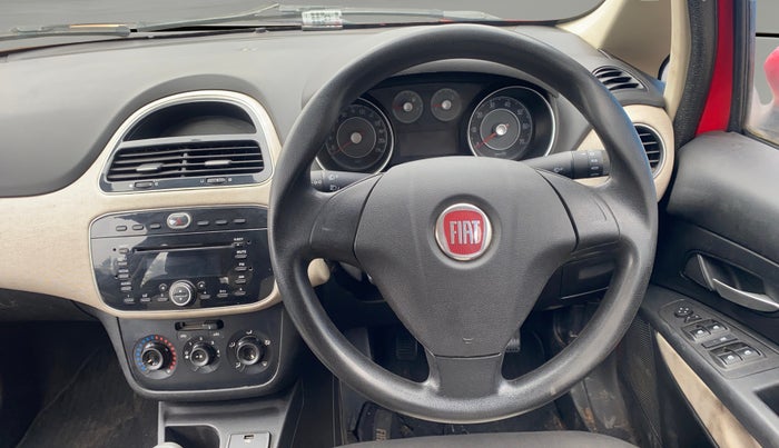 2015 Fiat Punto EVO DYNAMIC 1.2, Petrol, Manual, 1,00,877 km, Steering Wheel Close Up