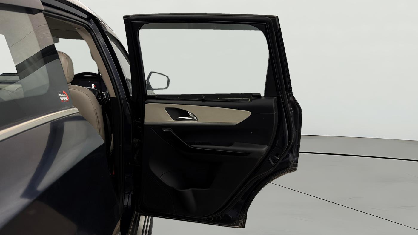 2022 Mahindra XUV700 AX 7 P AT 7 STR, Petrol, Automatic, 63,285 km, RHS Rear Door