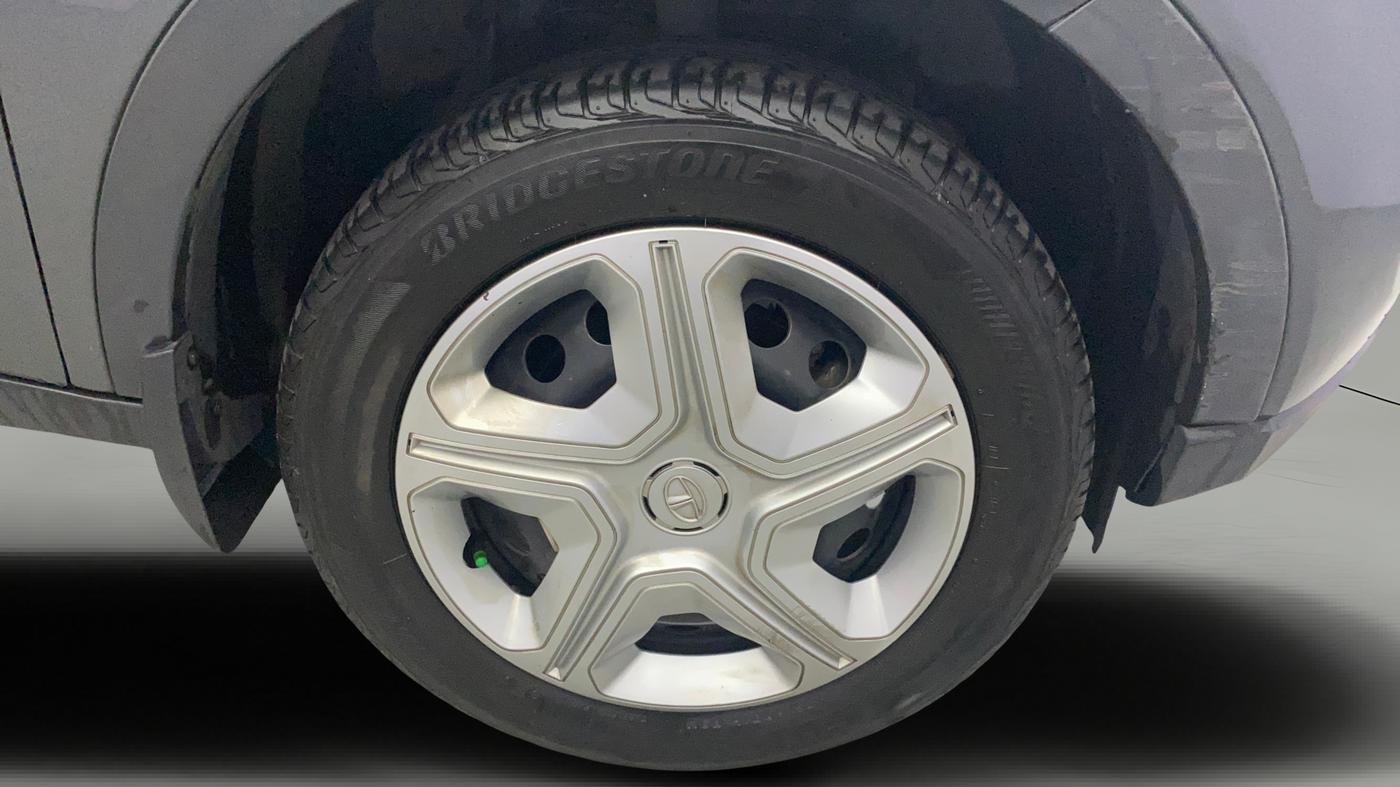 2023 Tata NEXON XMA PLUS SUNROOF PETROL, Petrol, Automatic, 20,466 km, Right Front Wheel