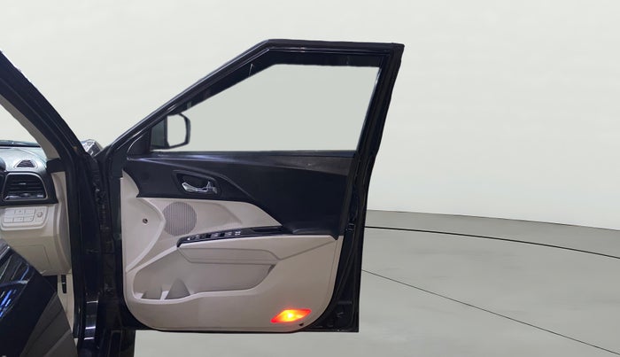 2021 Mahindra XUV300 W8 1.2 PETROL, Petrol, Manual, 53,404 km, RHS Front Door