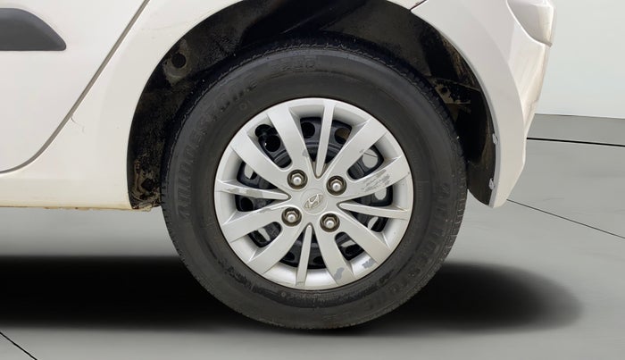 2016 Hyundai i10 SPORTZ 1.1, CNG, Manual, 1,13,611 km, Left Rear Wheel