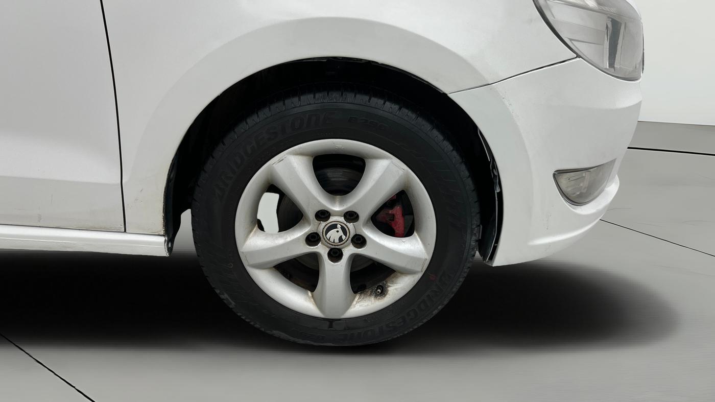 2015 Skoda Rapid AMBITION 1.6 MPI MT PLUS, Petrol, Manual, 67,754 km, Right Front Wheel