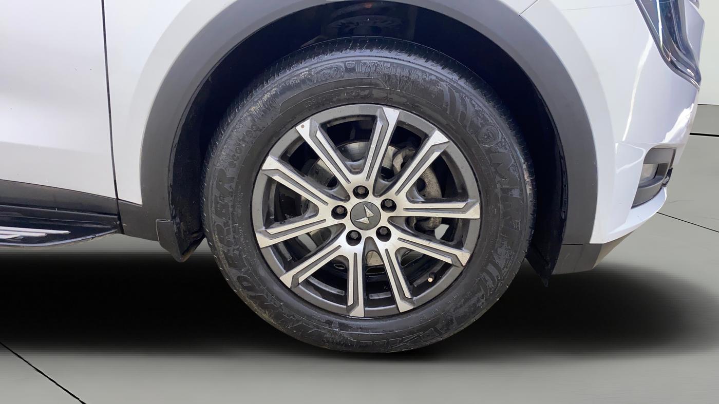 2022 Mahindra XUV700 AX 7 LUXURY P AT 7 STR, Petrol, Automatic, 63,719 km, Right Front Wheel