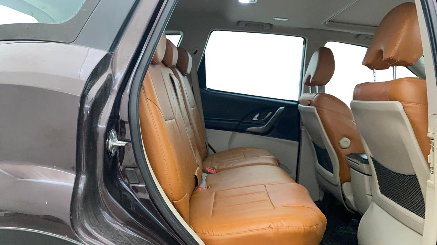 2018 Mahindra XUV500 W10 AT, Diesel, Automatic, 99,702 km, Right Side Rear Door Cabin