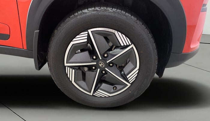 2024 Tata NEXON CREATIVE AMT DUAL TONE 1.2 PETROL, Petrol, Automatic, 19,537 km, Right Front Wheel