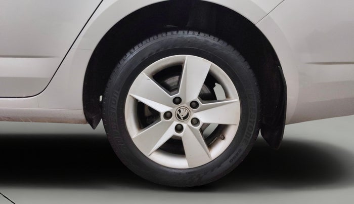 2016 Skoda Octavia AMBITION PLUS AT 1.8 TSI, Petrol, Automatic, 92,840 km, Left Rear Wheel