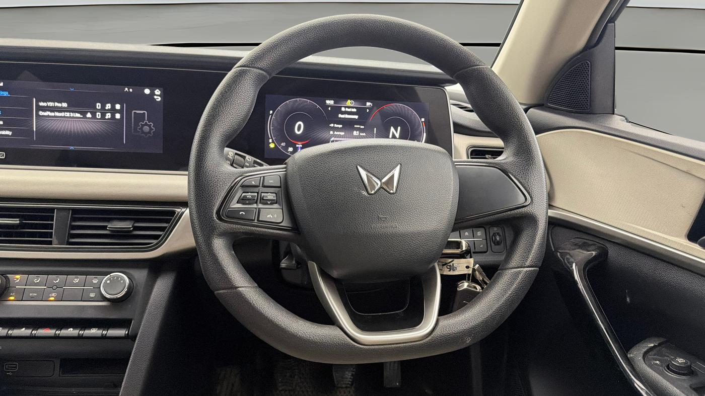 2022 Mahindra XUV700 AX 5 P MT 5 STR, Petrol, Manual, 66,297 km, Steering Wheel Close Up