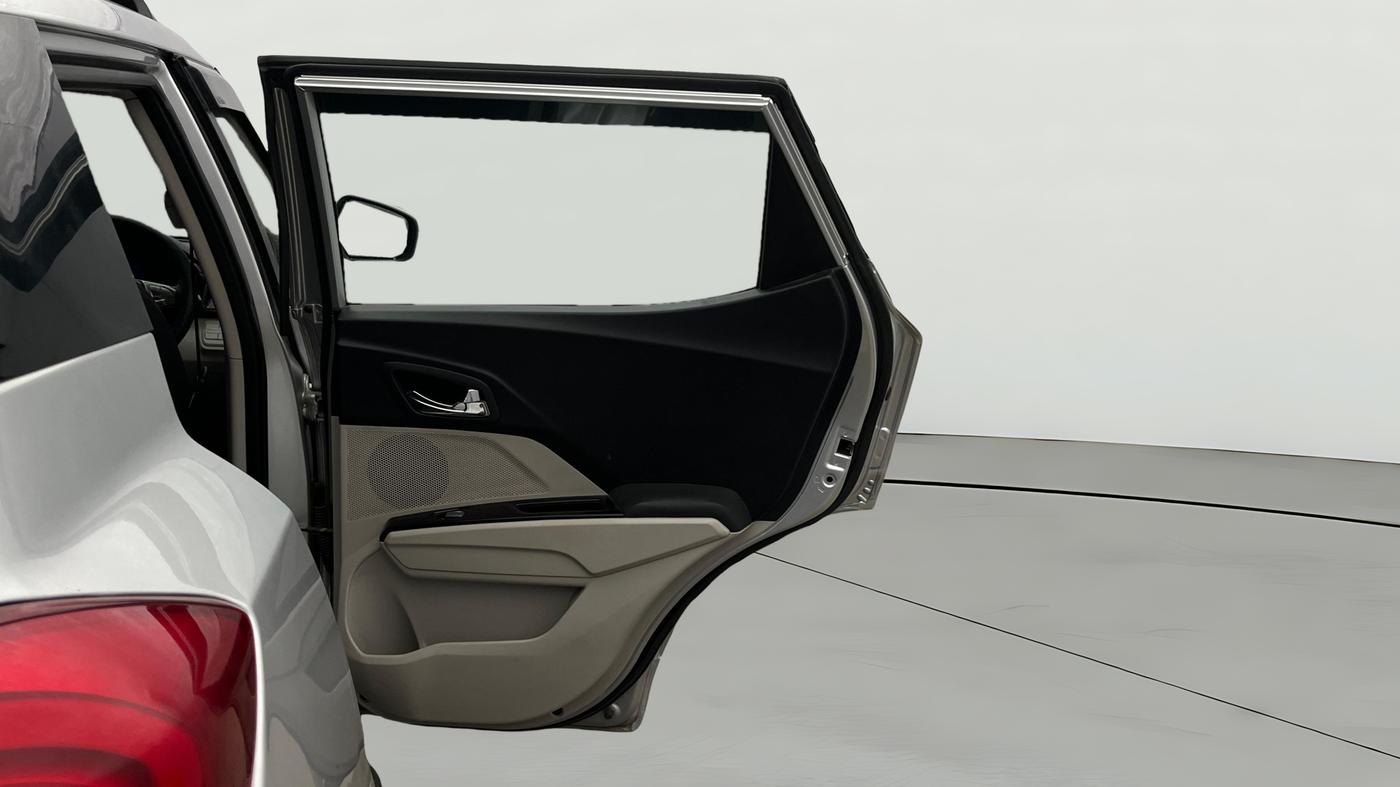 2022 Mahindra XUV300 W8 1.2 PETROL, Petrol, Manual, 29,466 km, RHS Rear Door