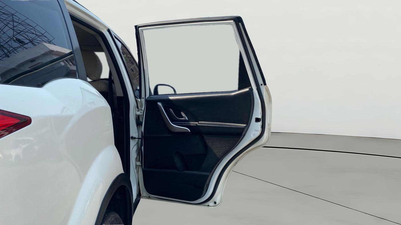 2018 Mahindra XUV500 W7, Diesel, Manual, 1,03,059 km, RHS Rear Door