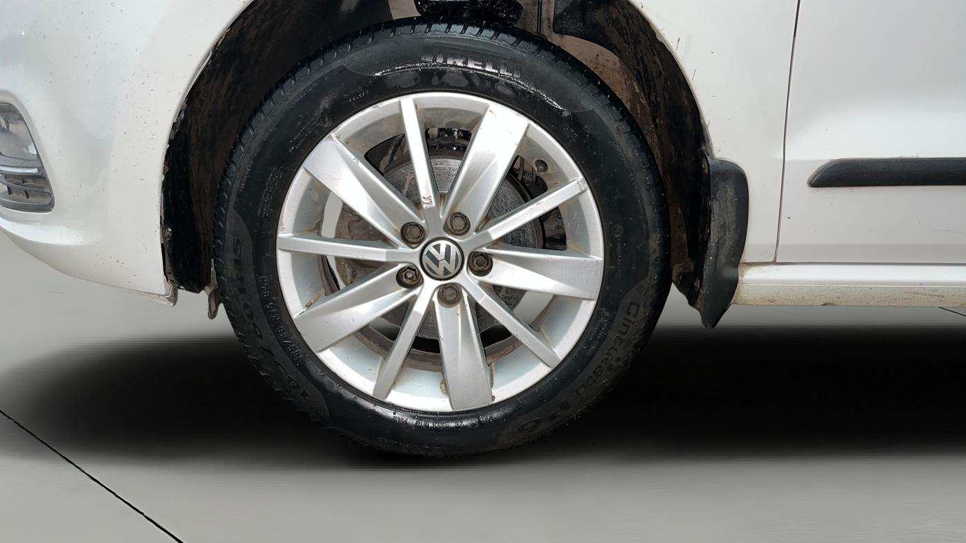 2015 Volkswagen Polo HIGHLINE1.5L, Diesel, Manual, 1,21,131 km, Left Front Wheel