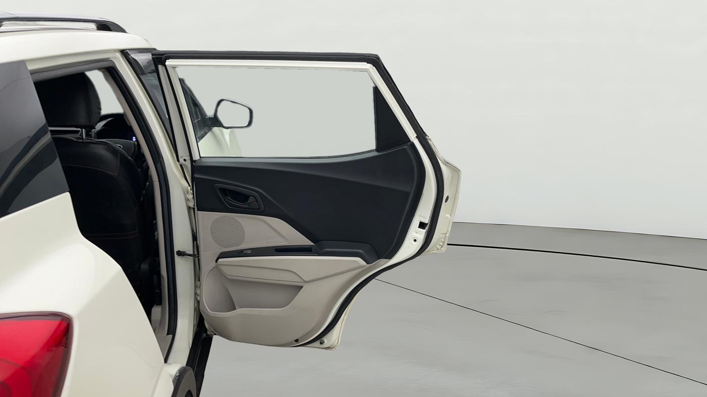 2022 Mahindra XUV300 W6 1.2 PETROL AMT, Petrol, Automatic, 19,036 km, RHS Rear Door