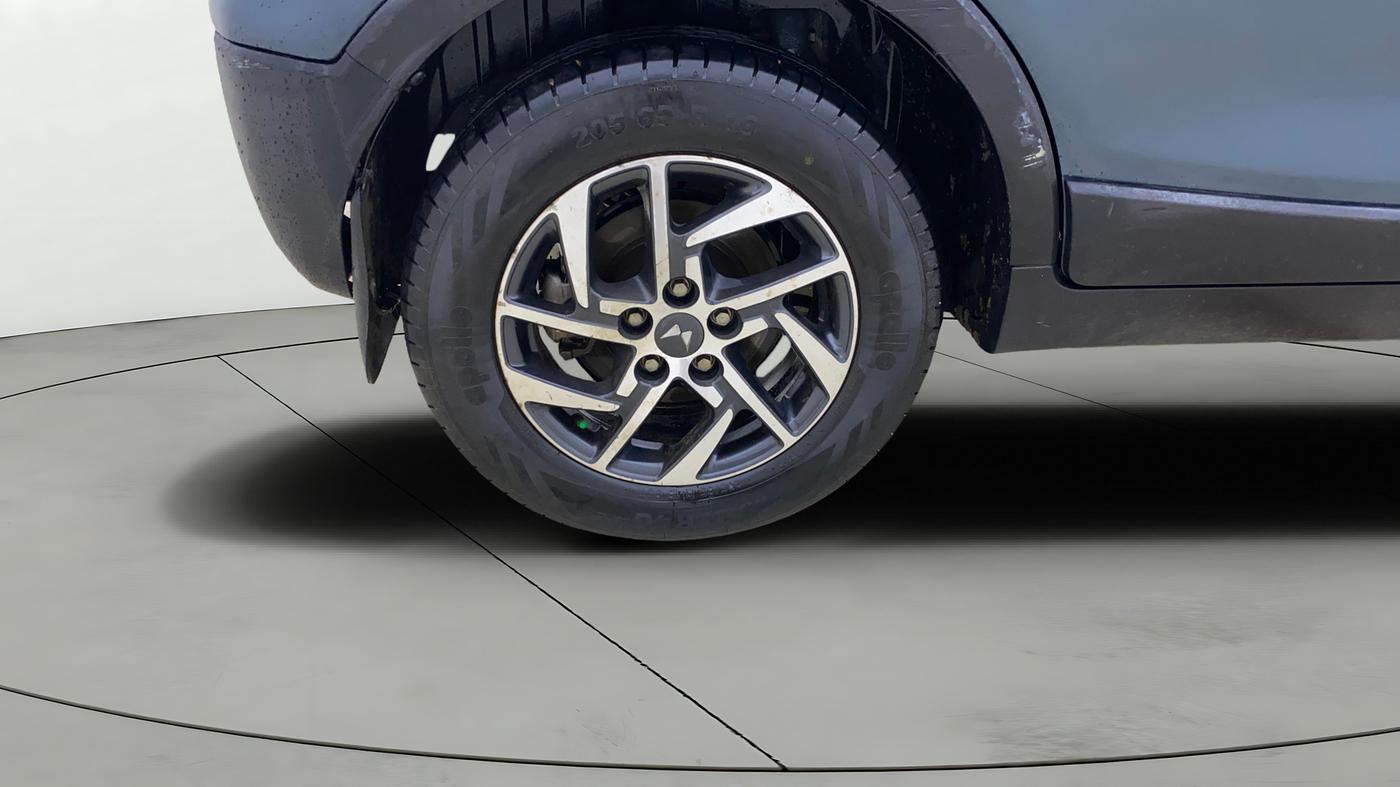 2023 Mahindra XUV300 W8 (O) 1.5 DIESEL AMT, Diesel, Automatic, 45,135 km, Right Rear Wheel