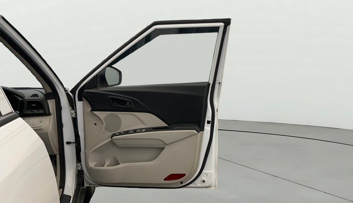 2023 Mahindra XUV300 W4 1.2 PETROL, Petrol, Manual, 35,728 km, RHS Front Door