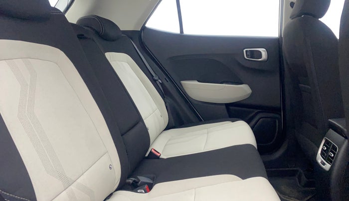 2022 Hyundai VENUE SX 1.2 PETROL, Petrol, Manual, 33,900 km, Right Side Rear Door Cabin