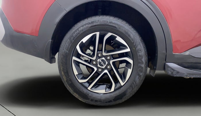 2023 KIA CARENS PRESTIGE PLUS 1.5 PETROL IMT 7 STR, Petrol, Manual, 18,039 km, Right Rear Wheel