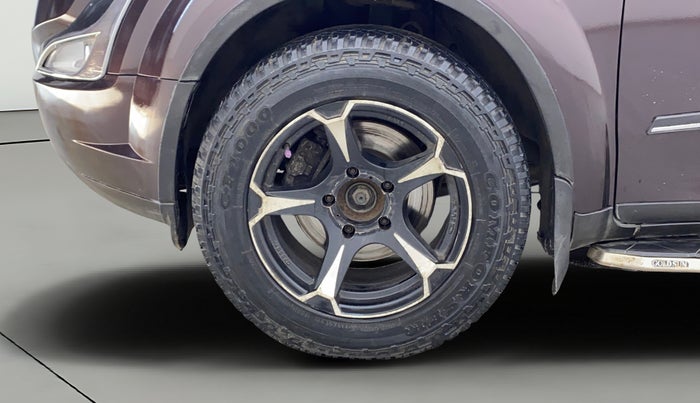 2017 Mahindra XUV500 W6, Diesel, Manual, 82,774 km, Left Front Wheel