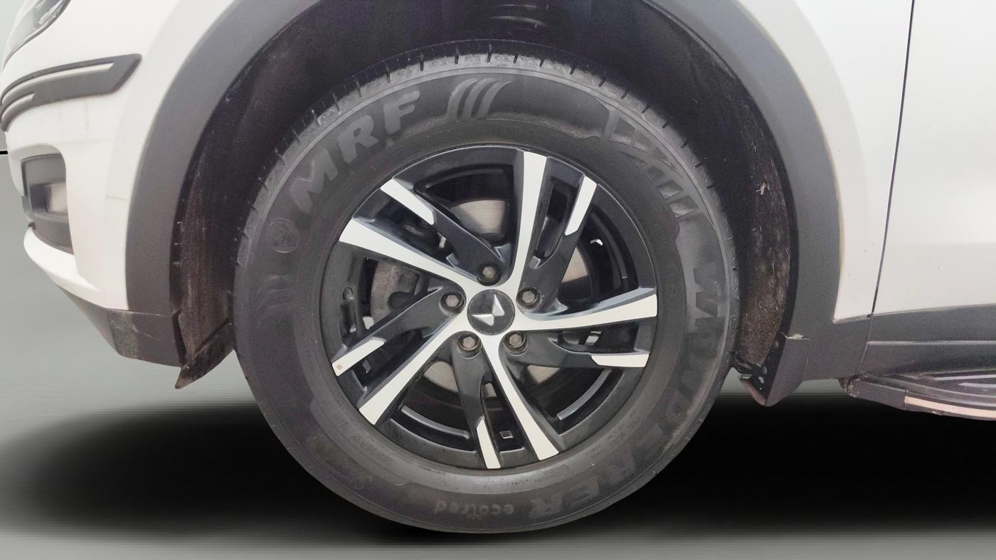 2022 Mahindra XUV700 MX P MT 5 STR, Petrol, Manual, 12,995 km, Left Front Wheel