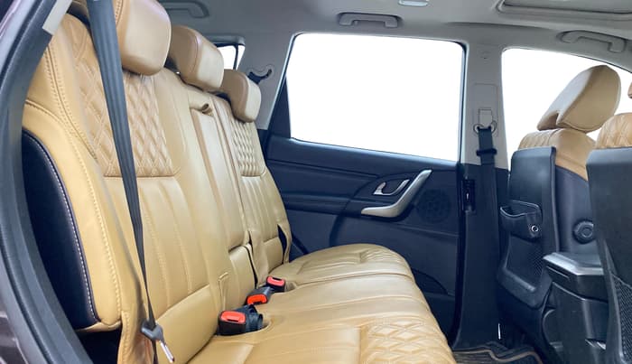 2018 Mahindra XUV500 W11 AT, Diesel, Automatic, 29,981 km, Right Side Rear Door Cabin