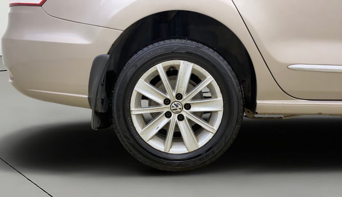 2016 Volkswagen Vento HIGHLINE 1.6 MPI, Petrol, Manual, 1,02,598 km, Right Rear Wheel