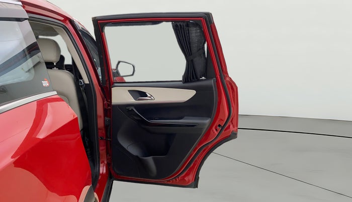 2023 Mahindra XUV700 AX 7 LUXURY D MT 7 STR, Diesel, Manual, 16,953 km, RHS Rear Door