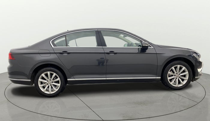 2018 Volkswagen Passat HIGHLINE DSG, Diesel, Automatic, 1,08,680 km, Right Side View