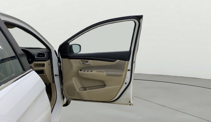 2016 Maruti Ciaz VDI+ SHVS, Diesel, Manual, 66,186 km, RHS Front Door