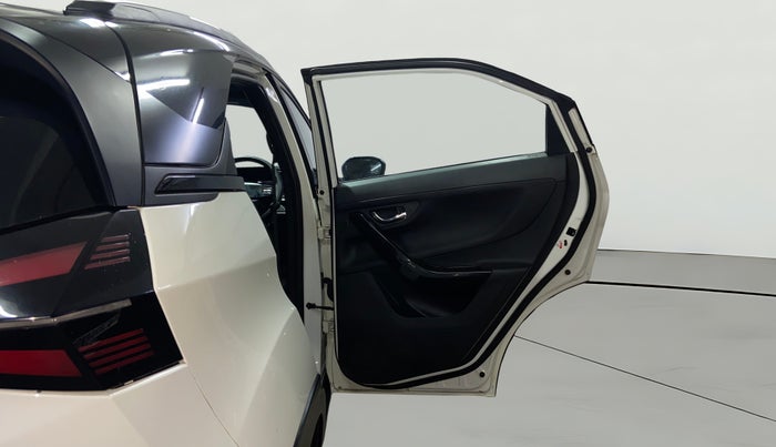 2024 Tata NEXON FEARLESS + SUNROOF AMT DUAL TONE 1.5 DIESEL, Diesel, Automatic, 39,493 km, RHS Rear Door