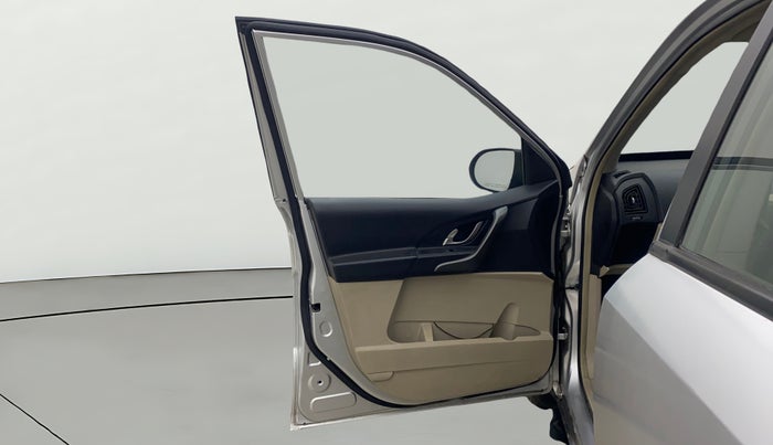 2017 Mahindra XUV500 W6 AT, Diesel, Automatic, 57,612 km, LHS Front Door