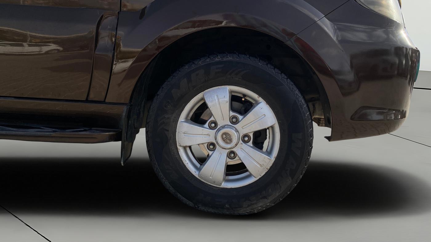2013 Tata Safari Storme 2.2 VX 4X2, Diesel, Manual, 1,06,569 km, Right Front Wheel