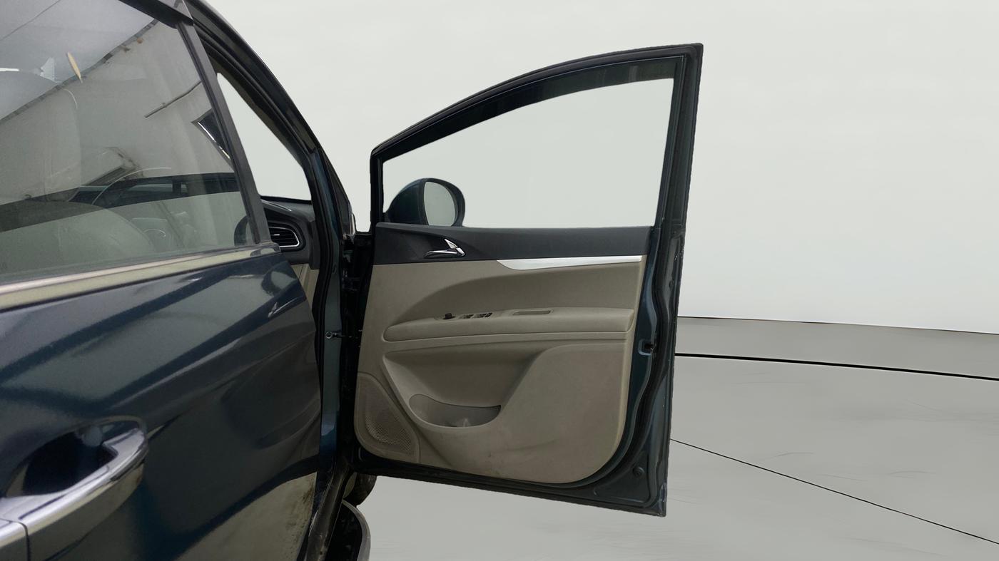 2019 Mahindra MARAZZO M6 7 STR, Diesel, Manual, 78,941 km, RHS Front Door