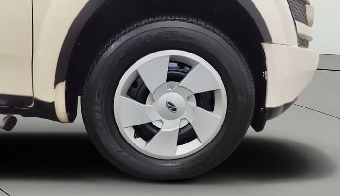 2014 Mahindra XUV500 W6, Diesel, Manual, 1,15,208 km, Right Front Wheel