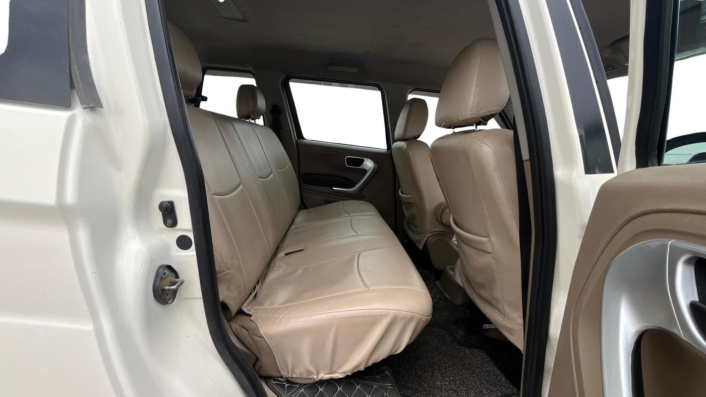2018 Mahindra TUV300 T8, Diesel, Manual, 85,397 km, Right Side Rear Door Cabin