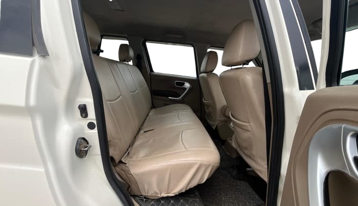 2018 Mahindra TUV300 T8, Diesel, Manual, 85,397 km, Right Side Rear Door Cabin