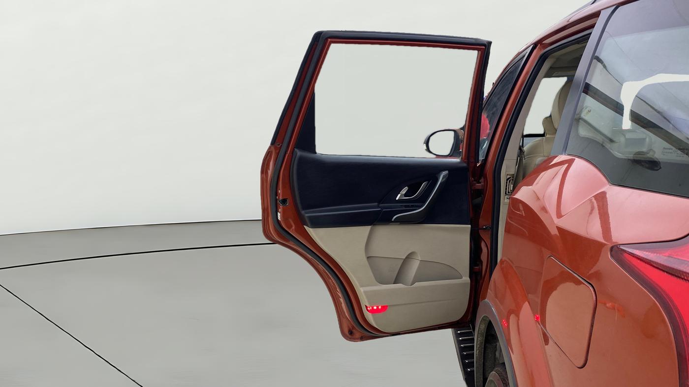 2017 Mahindra XUV500 W10 AT, Diesel, Automatic, 97,664 km, LHS Rear Door