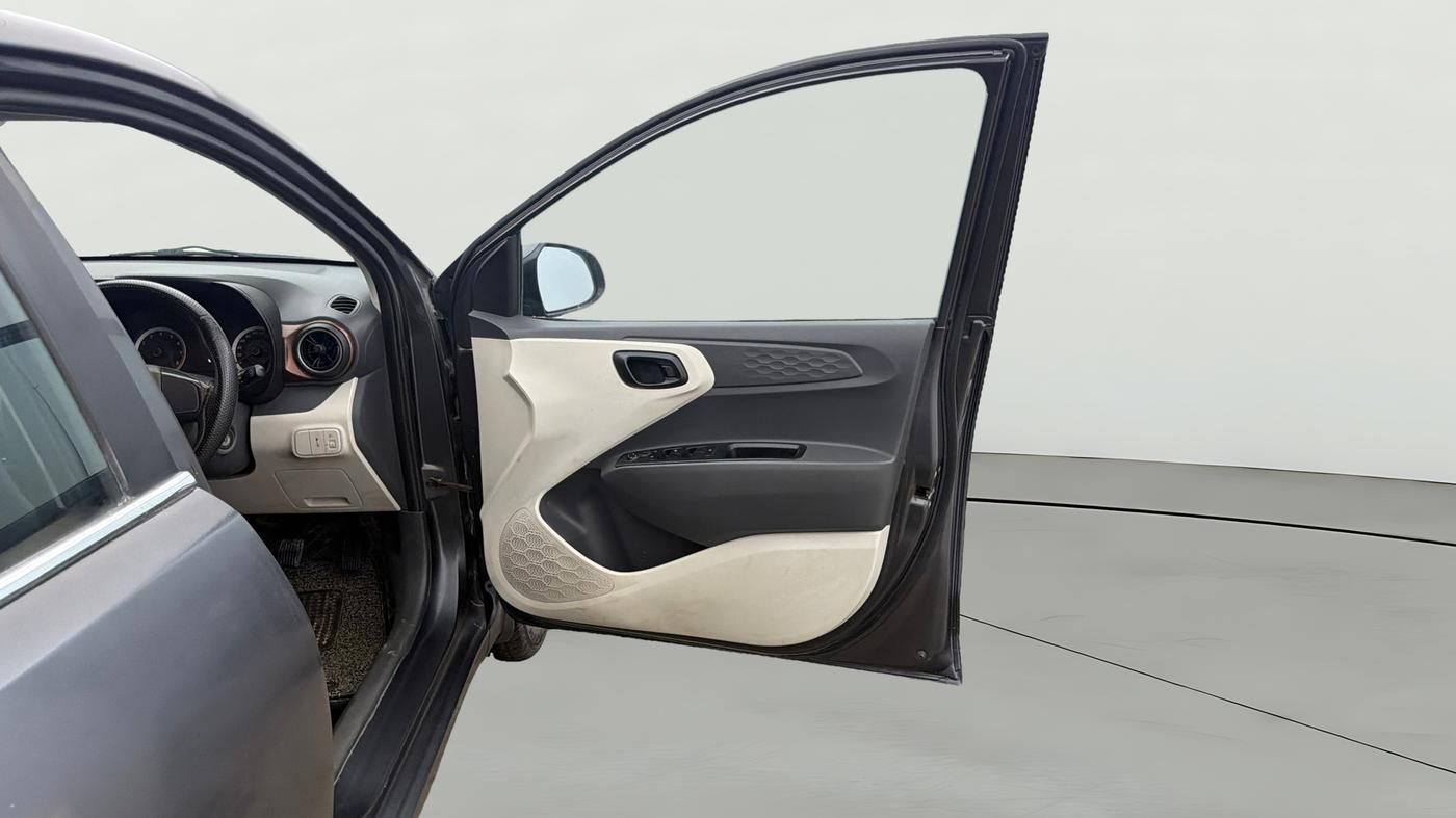 2022 Hyundai AURA S 1.2 CNG, CNG, Manual, 70,843 km, RHS Front Door