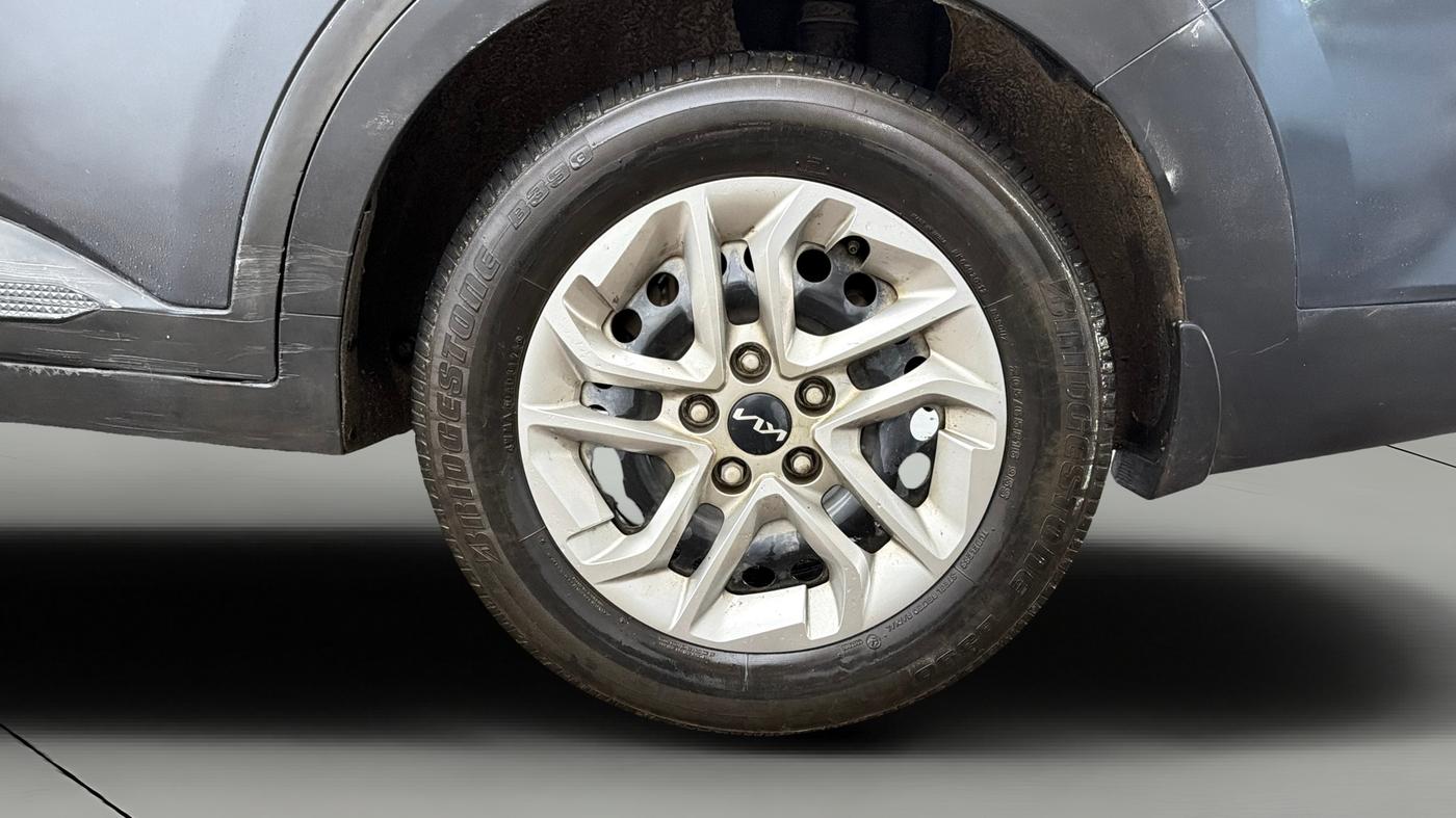 2023 KIA CARENS PRESTIGE 1.5 DIESEL IMT 7 STR, Diesel, Manual, 1,05,054 km, Left Rear Wheel