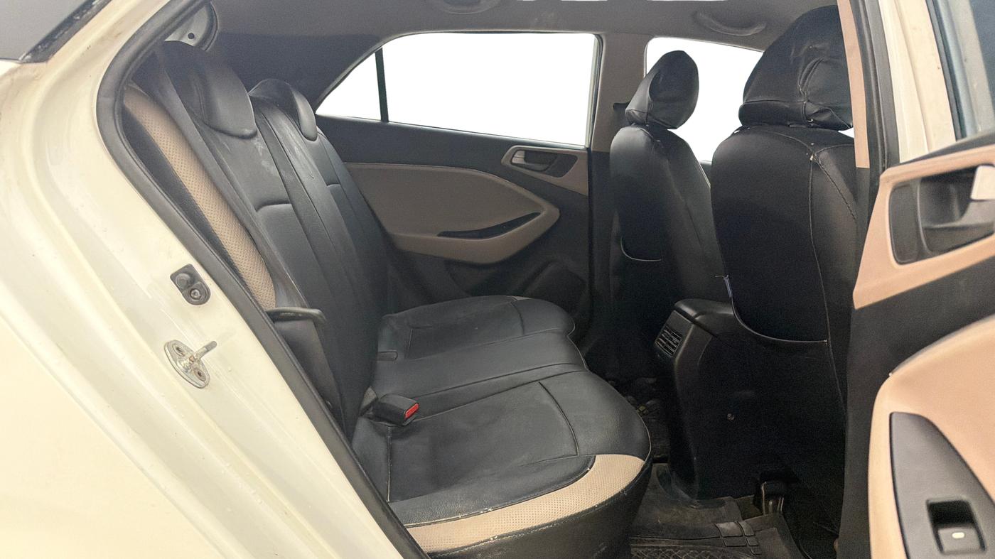 2015 Hyundai Elite i20 MAGNA 1.2, CNG, Manual, 54,402 km, Right Side Rear Door Cabin