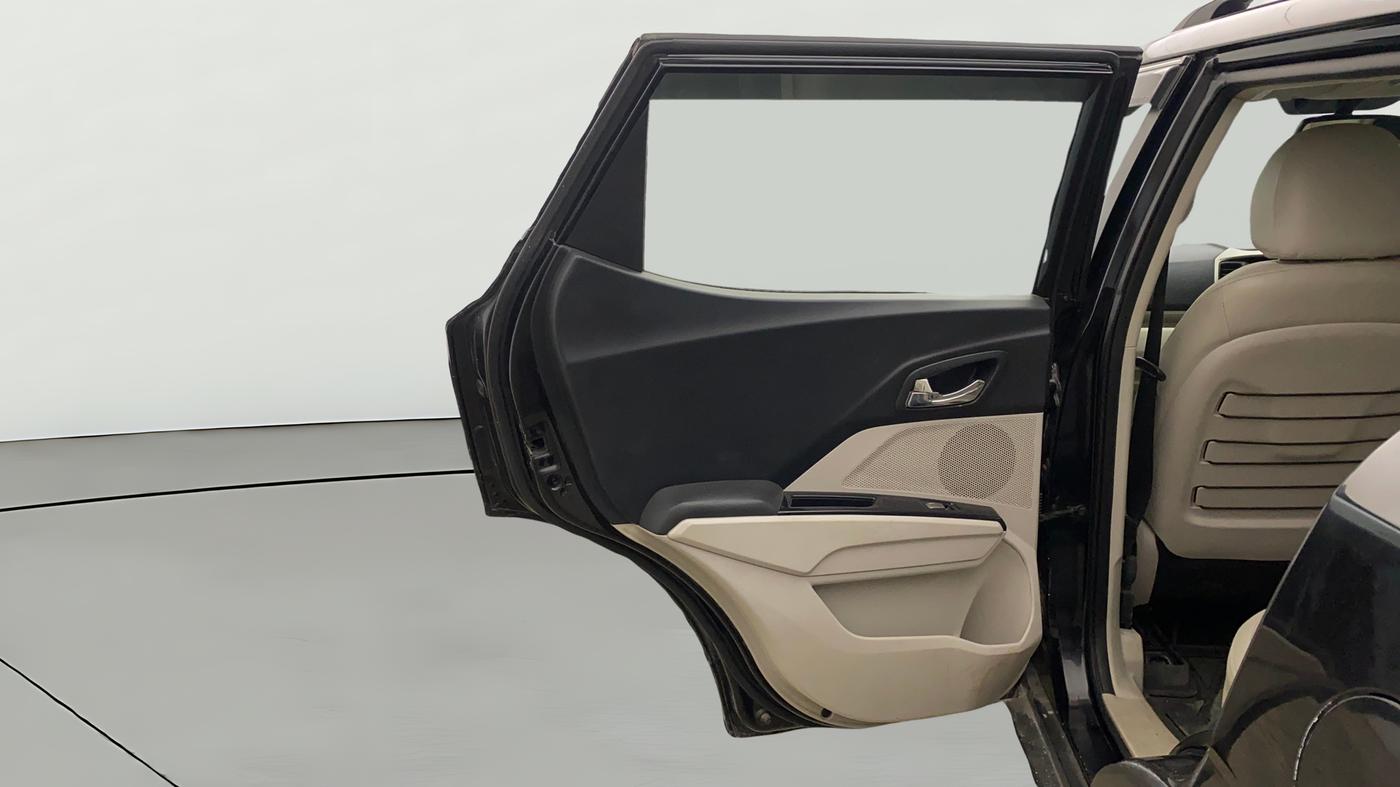 2020 Mahindra XUV300 W8 (O) 1.2 PETROL, Petrol, Manual, 1,04,286 km, LHS Rear Door